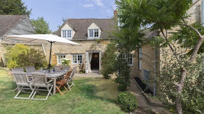 Pilgrim Cottage - sleeps 8 guests  in 4 bedrooms