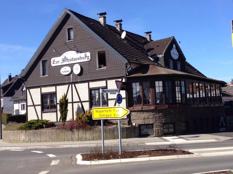 Zur Schutzenburg