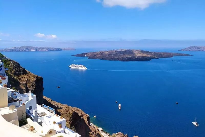 AKRON CLIFF SUITE LOCATED IN FIRA WITH VOLCANO AND SUNSET VIEW
