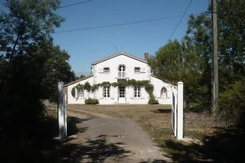 Pretty house with garden, 9 km from the beach, near the TRANCHE sur MER