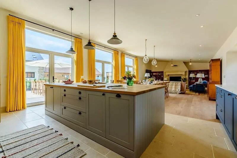 Large dog friendly holiday home with a hot tub in the Cotswolds - Coppers Barn