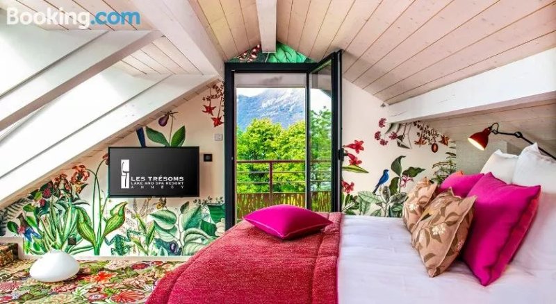 Les Villas des Tresoms Lake & Spa Resort