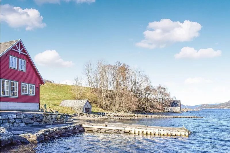 A beautiful cottage on the water with a beautiful view of the Ølensfjord.