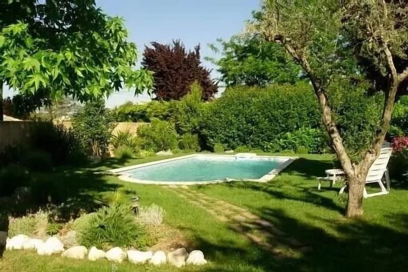 Independent villa with 8 x 4 swimming pool in a very quiet setting.