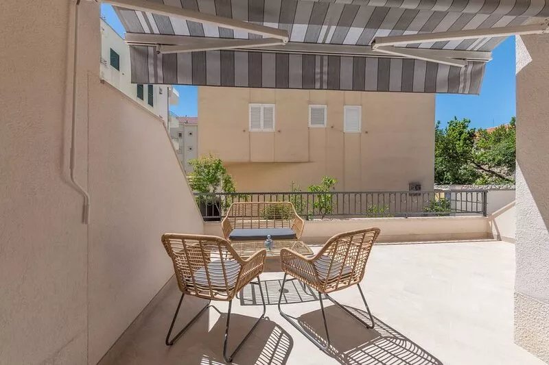 One bedroom apartment with terrace Makarska (A-19134-b)