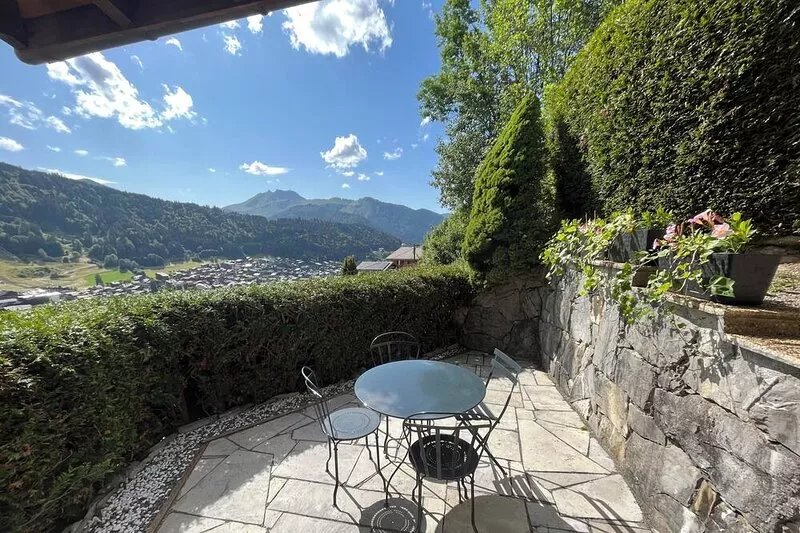 Ground floor terrace with panoramic view of the village and the mountains