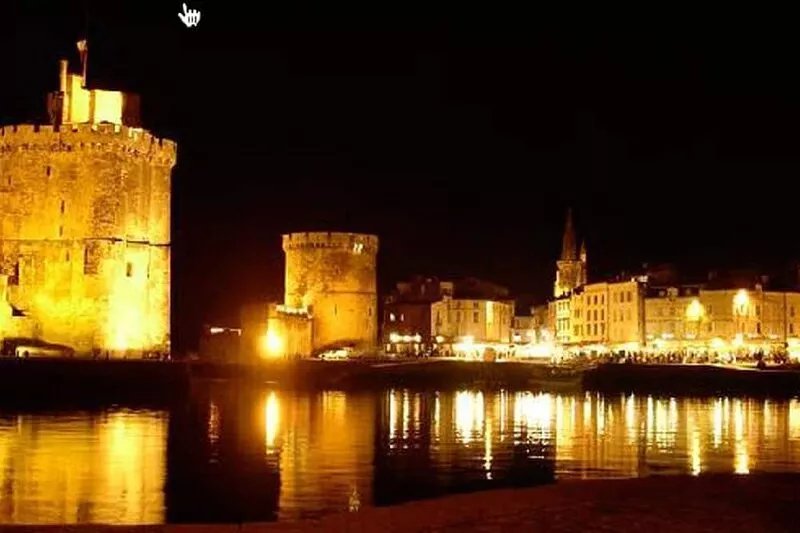 very bright 26 m2 studio with large terrace, historic center of La Rochelle