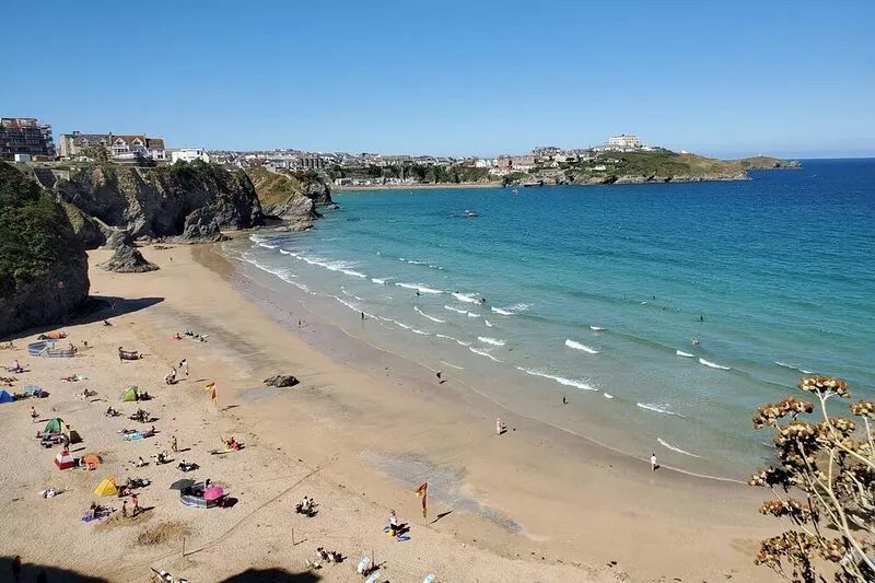 On a quiet street and near the shops, cafes, and beaches. Dog and eco-friendly.