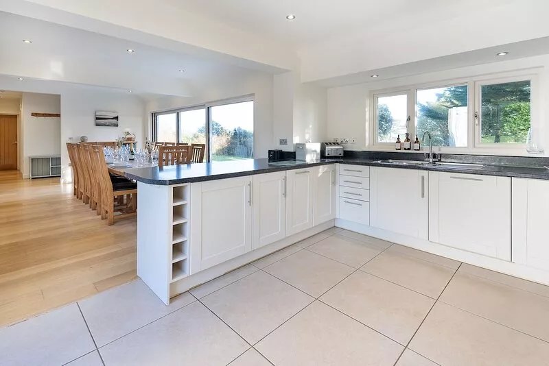 Few mins walk from the beach! Large detached house, stunning sea views, hot tub!