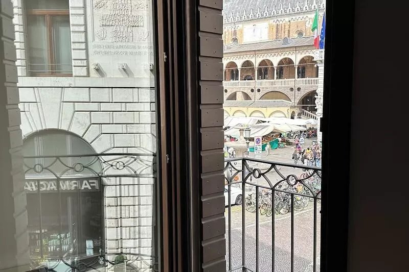 Elegant apartment overlooking Piazza delle Erbe and Palazzo della Ragione