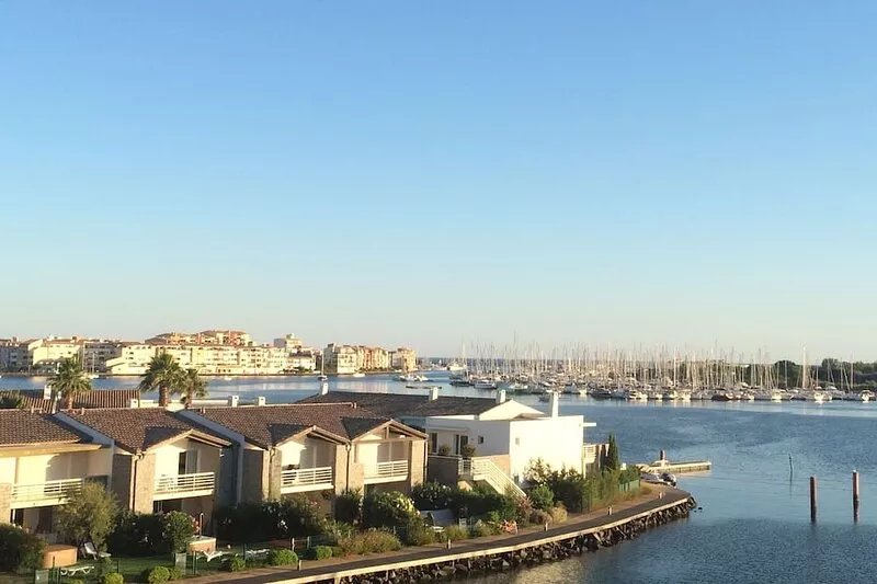 Apartment for 6 persons in the heart of the marina