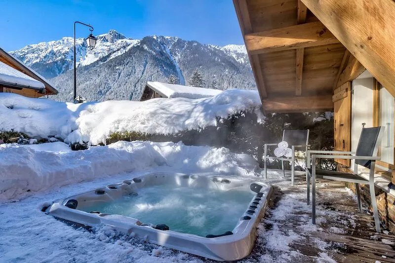 Chalet Panache - sleeps 8 guests in 4 bedrooms with hot tub