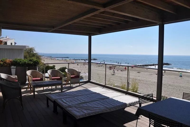 Large apartment directly on the beach, 1st floor