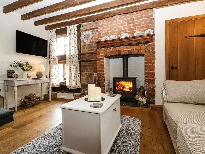 CHURCHEND COTTAGE, family friendly, with open fire in Tewkesbury