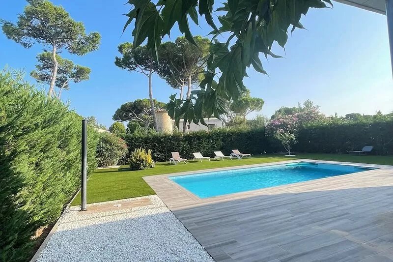 Beautiful modern villa less than 5 minutes walk from the beach!