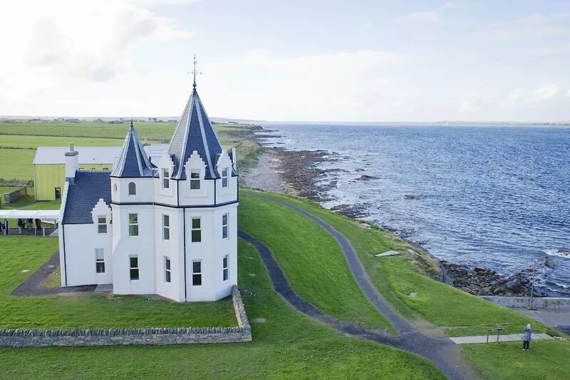 A john o'groat that sleeps 2 guests  in 1 bedroom