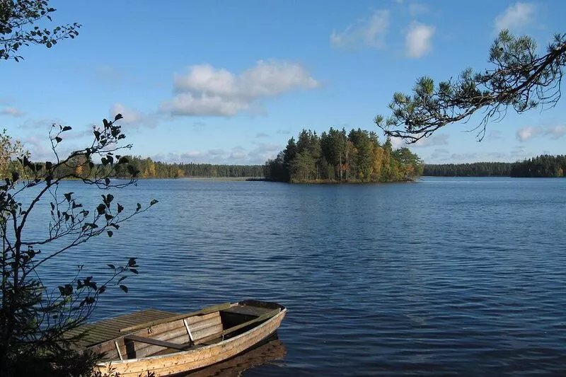 Large holiday home with beautiful nature near the lake with a boat and its own