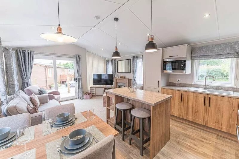Stylish Lodge on popular holiday park, easy access to Lakes and Dales and free