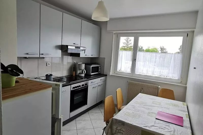 Charming 1 room, kitchen, bathroom of 35 m2 in very quiet residence.