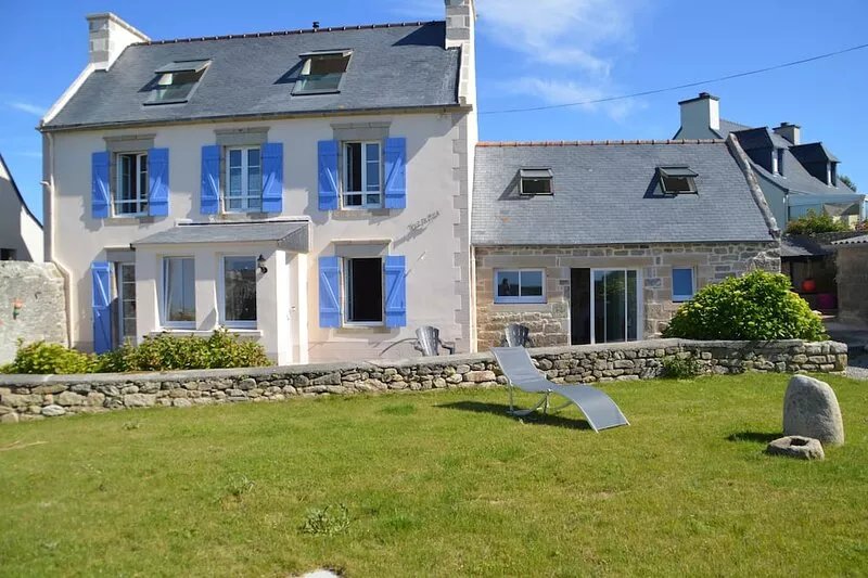 Home of 30 years, completely renovated, beautiful sea views, beach walk