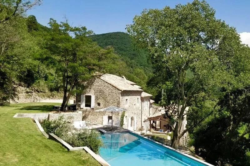 Domaine des Camarades, 40 ha estate with 20 meter heated pool