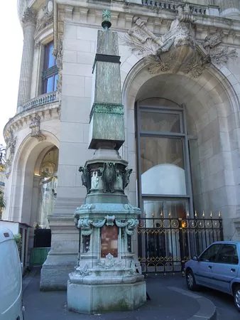 Les lampadaires de l'Opera - Les Colonnes pyramidales