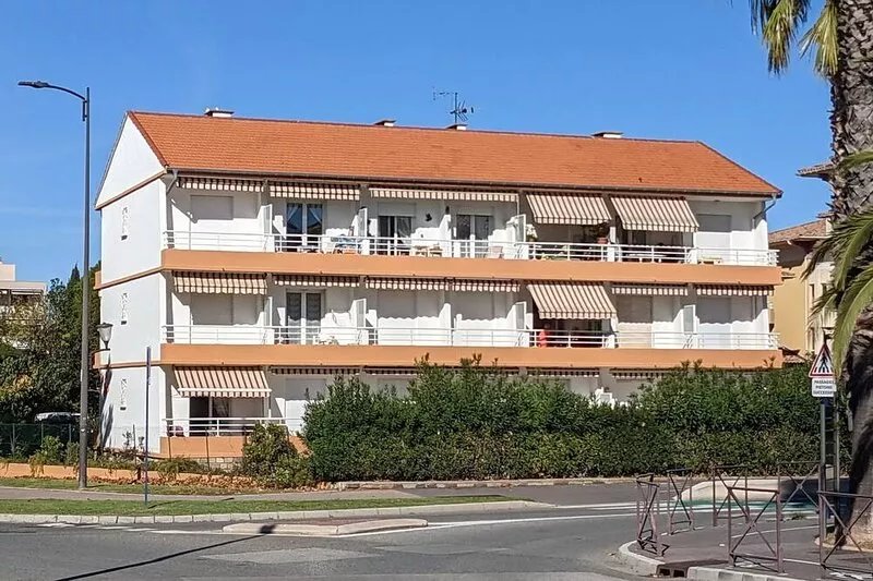 Apartment in a fenced residence, 50m from the beach