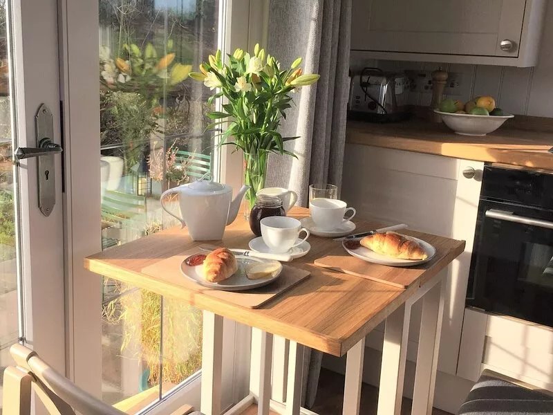 STUNNING SHEPHERDS HUT WITH HOT TUB IN BEAUTIFUL RURAL CHESHIRE, NEAR NANTWICH