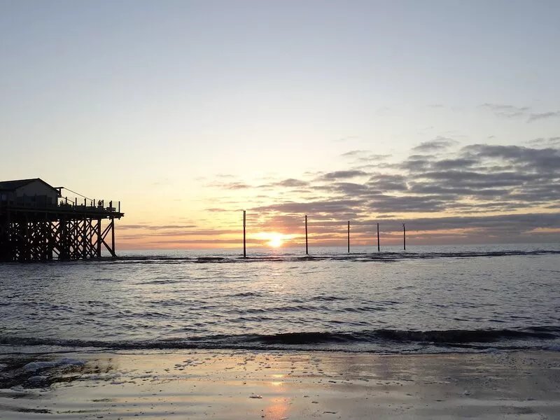 "First row to the beach"! Top apartment in a sunny prime location with a