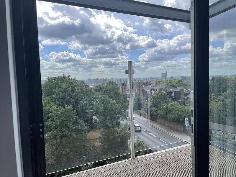 Stunning top floor flat minutes from Kensington