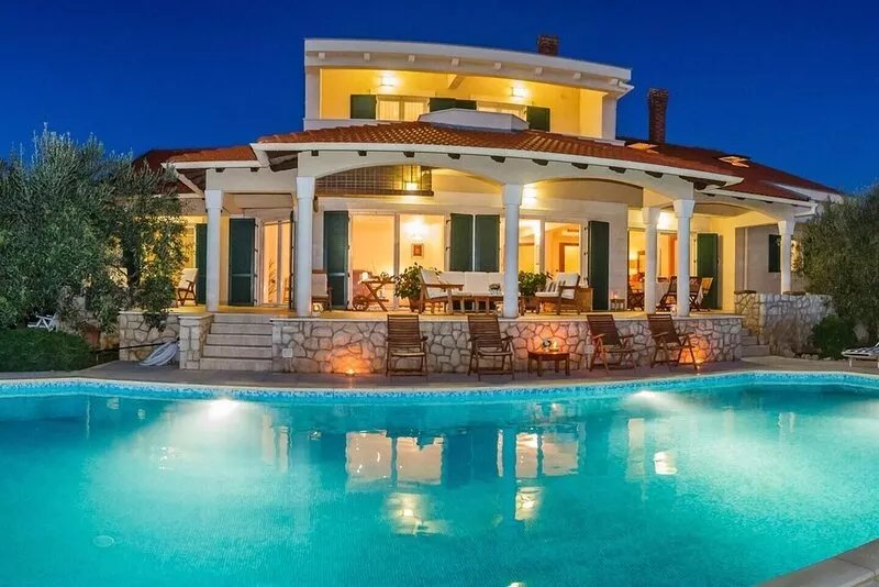 Exclusive 6 bedrooms villa with swimming pool & sea views