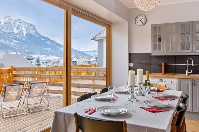 350m to Ski Lifts in Town Centre Bright, Modern & Tasteful Apartment Briancon