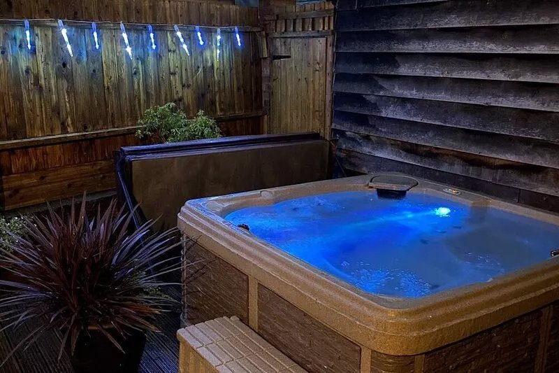 Serafina cottage with hot tub