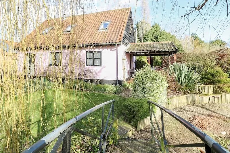 THE HAYBARN, pet friendly, with a garden in Necton