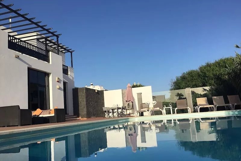 Luxury villa with private heated pool, WIFI, views of the sea and volcanoes