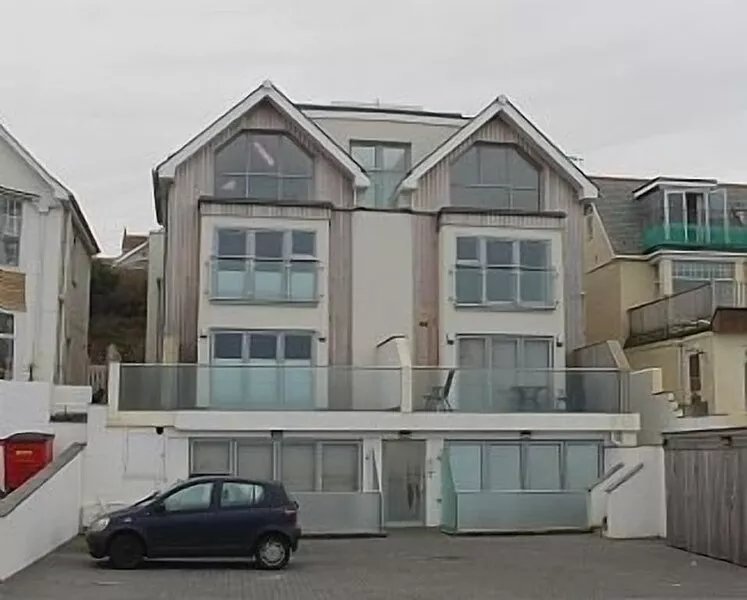 Contemporary Beachfront Ground Flr Apartment Overlooking Fistral Beach & Terrace