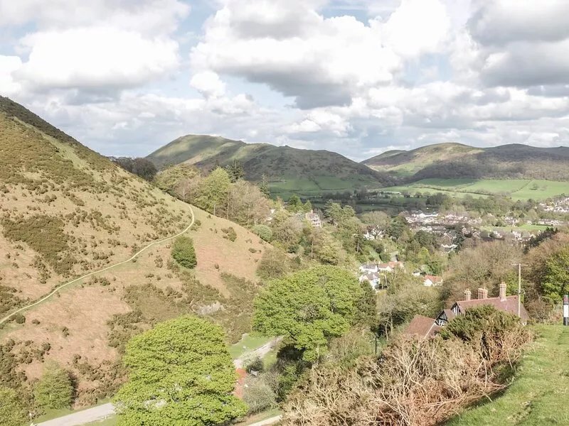 OLD HALL BARN 1, pet friendly, with hot tub in Church Stretton