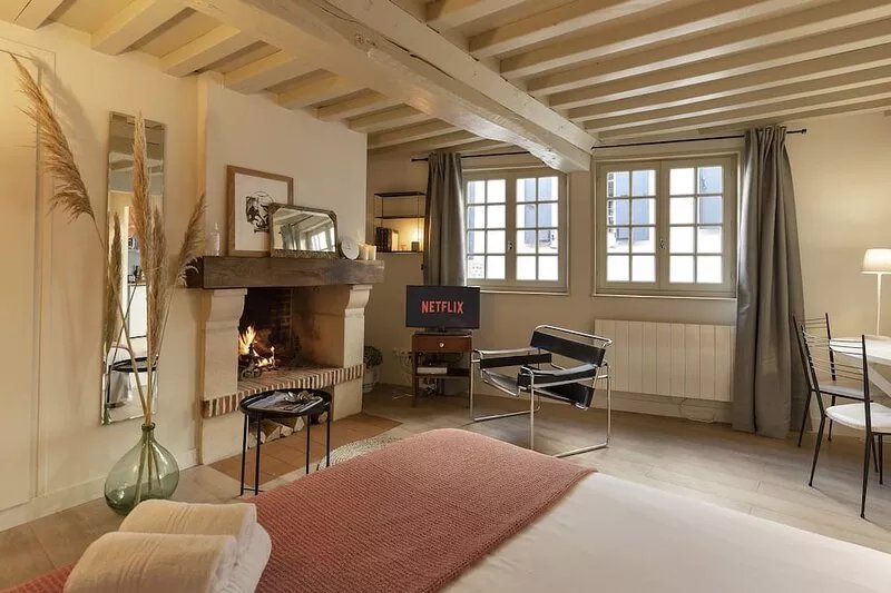 "couleur corail" studio with fireplace - city center