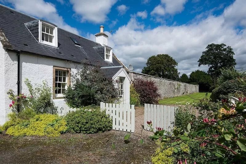 GARDEN COTTAGE  - peaceful rural cottage, superb base for sightseeing