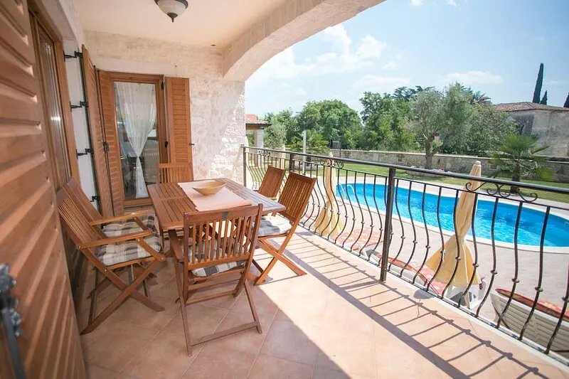 House with garden and swimmingpool