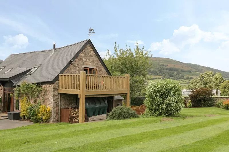 PENTRE BARN, family friendly, luxury holiday cottage in Mardy