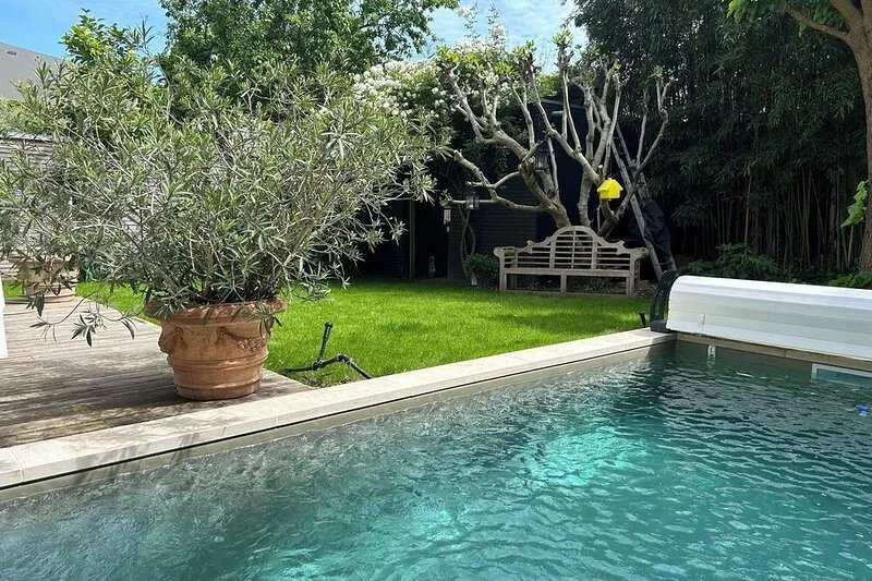 300 m2 family home with garden and swimming pool, in the center of Tours