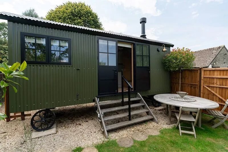 Quaint shepherd's hut with beautiful views of the Cotswold countryside - The