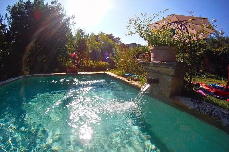 Uzes 600m from downtown, cottage, wooded land with pool, very quiet