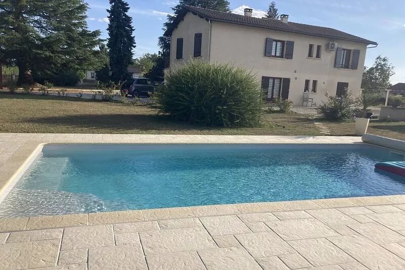 Vacation home for 10 people with swimming pool: 5 bedrooms (double beds), 4