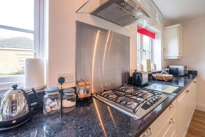 April Cottage - sleeps 6 guests  in 3 bedrooms