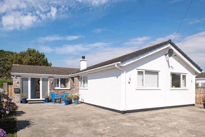 Chelford: Three bedroom, pet-friendly holiday home in Rhosneigr