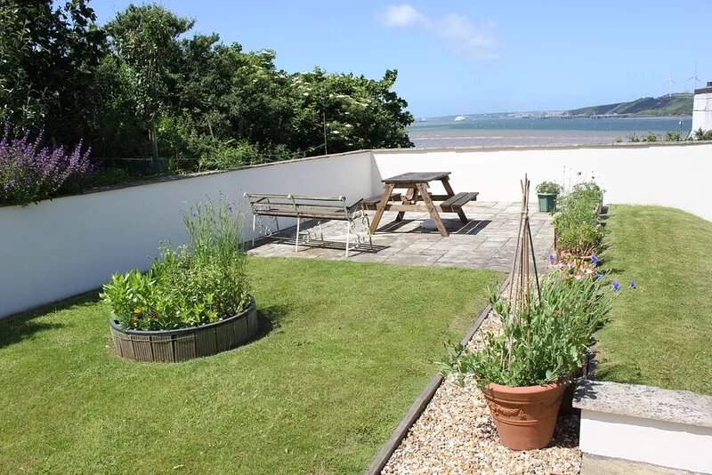 Right on the Haven Waterway - 5 mins from the Irish Ferry
