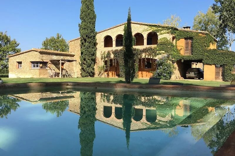 Stunning property isolated, surrounded by nature, 5 min to beaches. Max privacy.