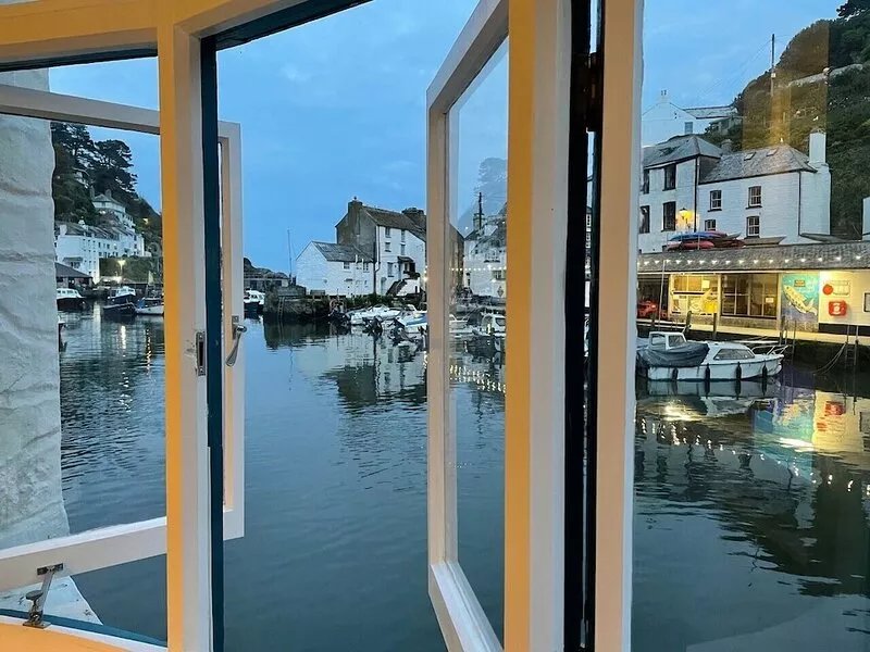 Waterfront 2 bedroom property with superb harbour views.
